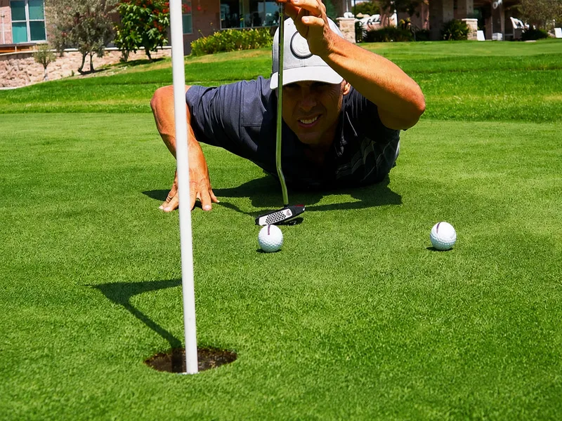 Đọc green giúp golfer xác định độ dốc, break và tốc độ cần thiết trước khi chọn đường bóng hướng về hố.