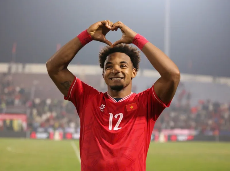 Nguyễn Xuân Son, tên khai sinh Rafaelson Bezerra Fernandes, là tiền đạo gốc Brazil nhập quốc tịch Việt Nam năm 2024.